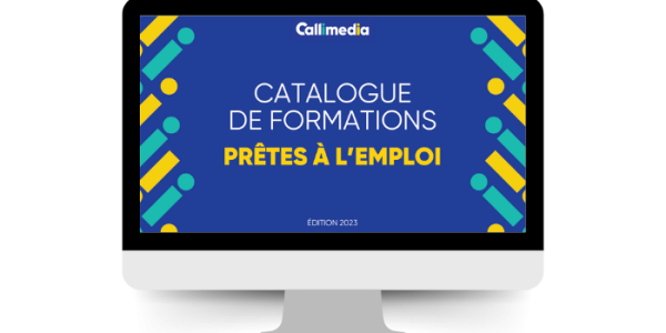 ordinateur avec catalogue de formations e-learning sur étagères