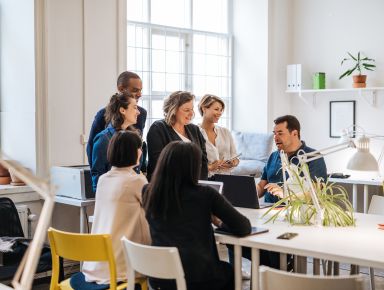 Image Article Personnes En Train De Travailler Ensemble En Ecoutant Un Homme